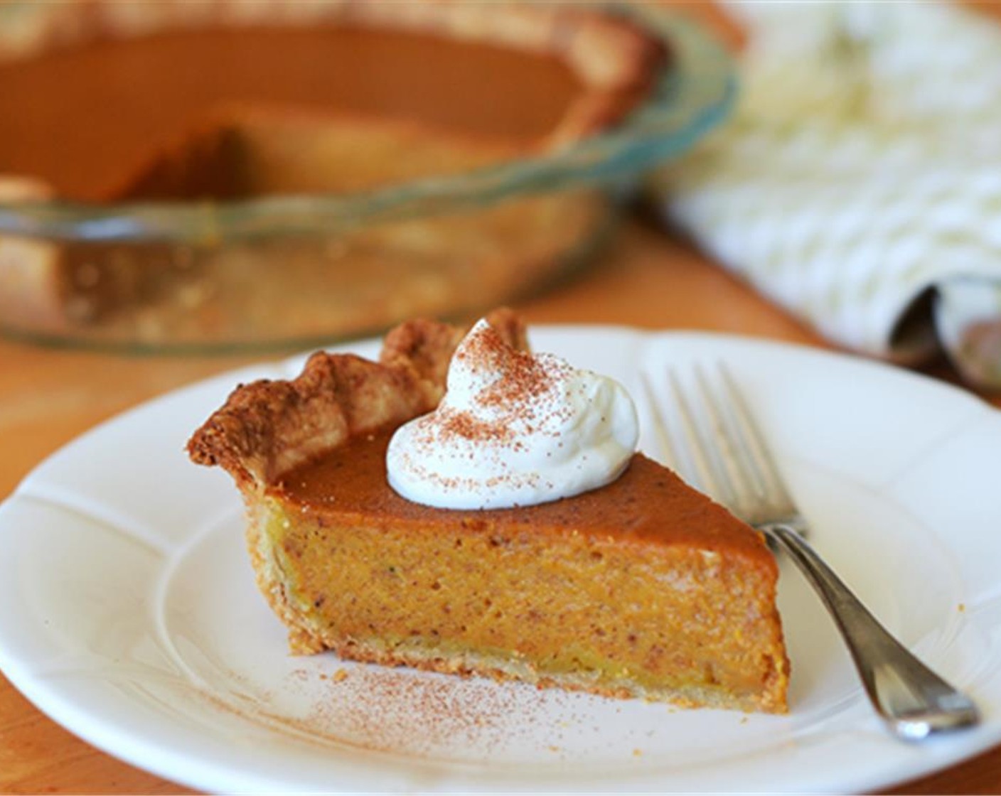 Schritt 14 Den Kuchen auf einem Backblech auf einem Rost einige Stunden abkühlen lassen. In Scheiben und bis zum Servieren in den Kühlschrank stellen.