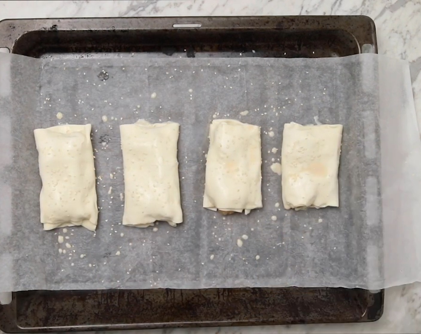 Schritt 5 Mit Milch (nach Bedarf) bestreichen und mit Sesam (wenig) bestreuen.