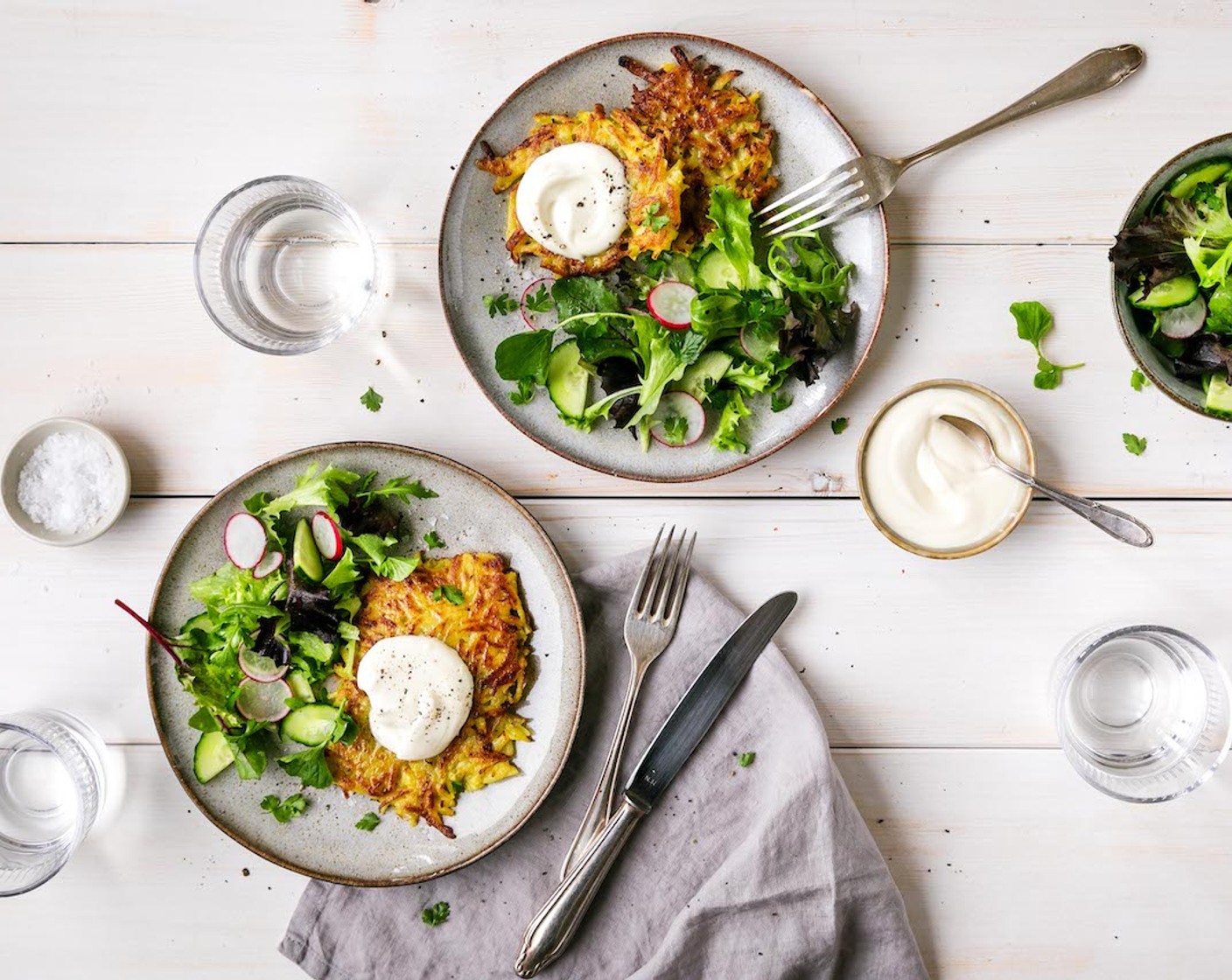 Schritt 3 In einer beschichteten Bratpfanne reichlich Öl (nach Bedarf) erhitzen. 2 bis 3 Esslöffel Kartoffelteig in die heisse Pfanne geben und zu runden Tätschli formen. Wenden, sobald die Ränder anfangen goldgelb zu werden und von der zweiten Seite fertig braten. Mit dem restlichen Teig gleich weiterfahren. Bis zum Servieren warm halten und mit Crème Fraîche (1 Klecks) und Sprossen (wenig) oder Salat anrichten.