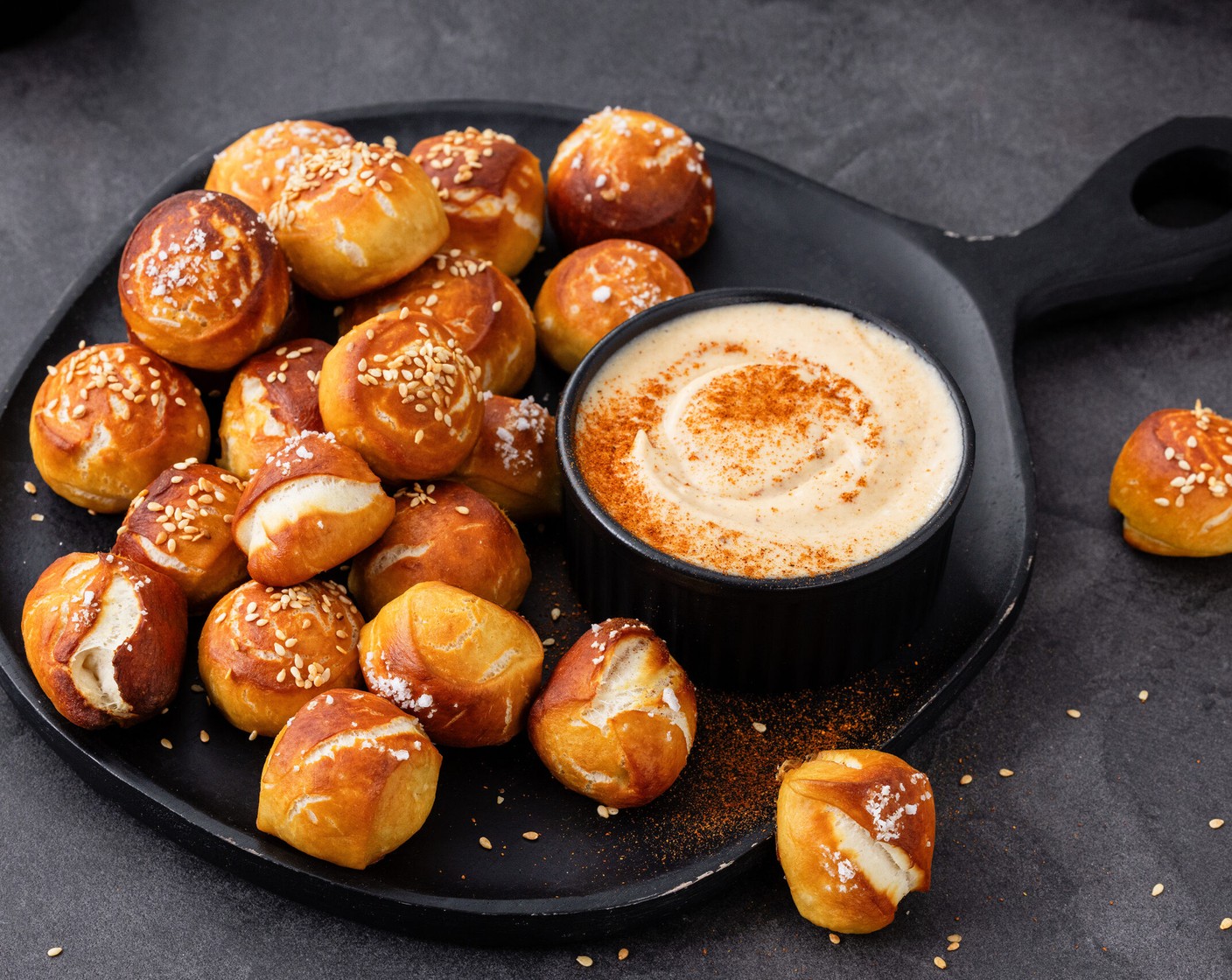 Laugenbrötchen mit Camembert-Dip