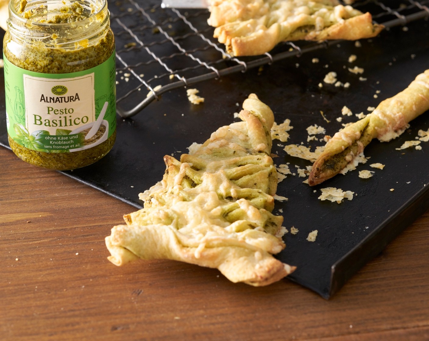 Schritt 4 Tannenbäume und Pizzastangen mit Käse (50 g) bestreuen, auf ein Backblech ziehen und für 20-25 Minuten mittig im vorgeheizten Ofen bei 200 °C mit Umluft backen. Kurz abkühlen lassen und warm als weihnachtliche Vorspeise oder zum Buffet servieren.