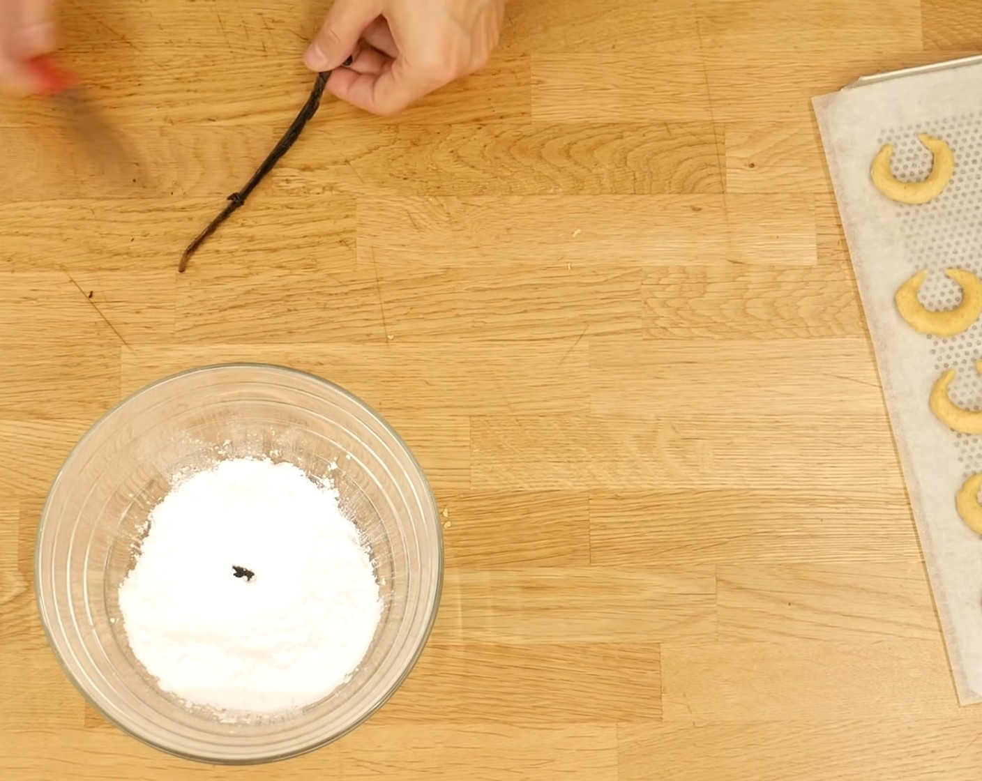 Schritt 9 Danach die Vanille-Zucker-Mischung vorbereiten. Dazu die Samen einer halben Vanilleschote (1/2) mit dem Puderzucker (100 g) gut vermischen.