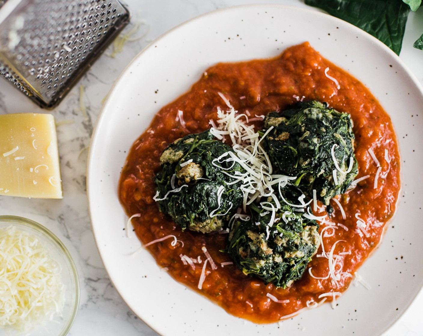 Spinatknödel an Tomatensauce