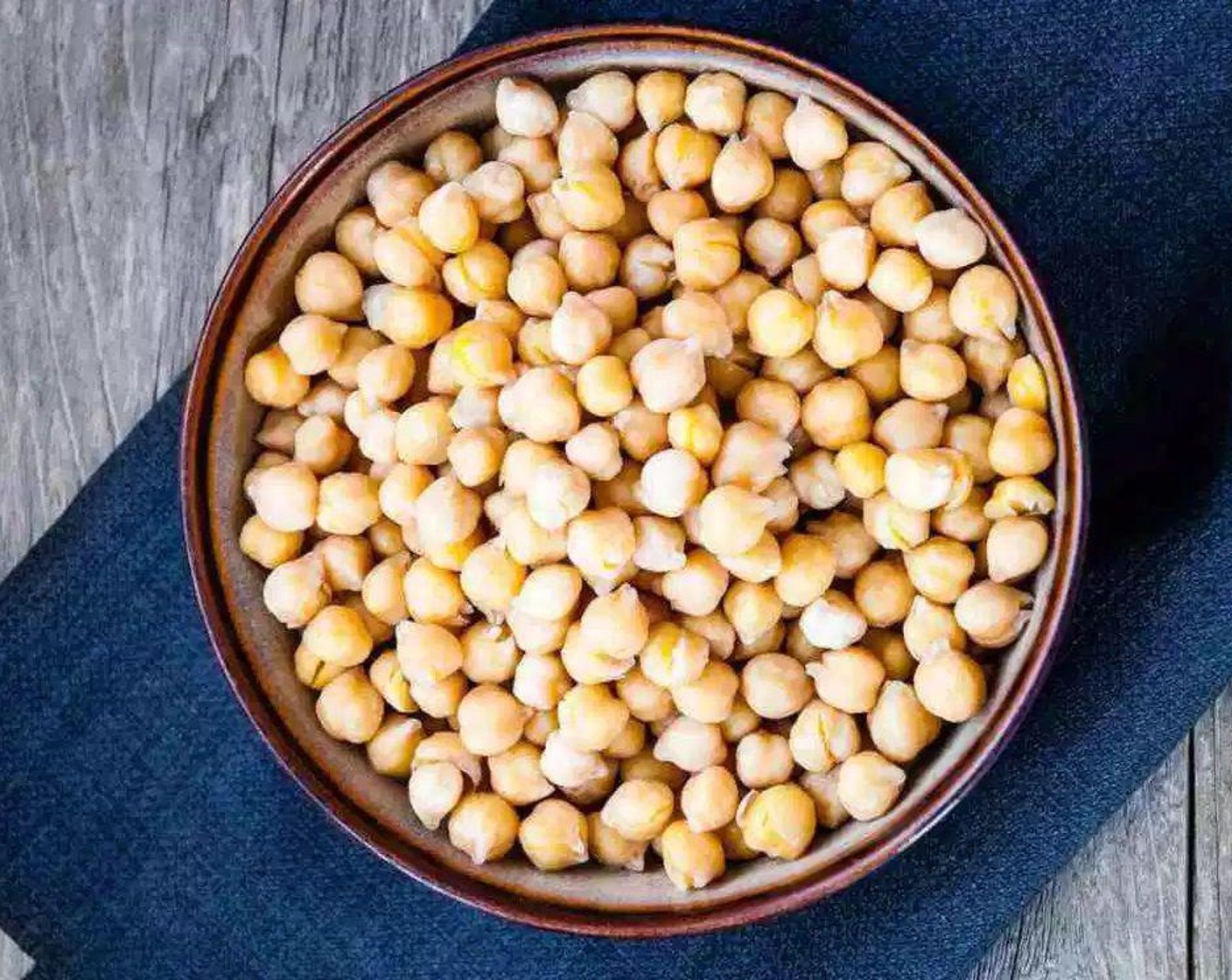 Schritt 4 Für die Kichererbsen, eine mittelgrosse Pfanne bei mittlerer Hitze erhitzen, Olivenöl (1 TL) hinzufügen. Sobald das Öl heiss ist, Kreuzkümmelpulver (1/2 TL), geräuchertes Paprikapulver (1/2 TL), Knoblauchpulver (3 Messerspitzen), Zimt (1 Msp.) und Cayennepfeffer (1 Msp.) hinzufügen. Umrühren und für 1 Minute rösten, bis es duftet.