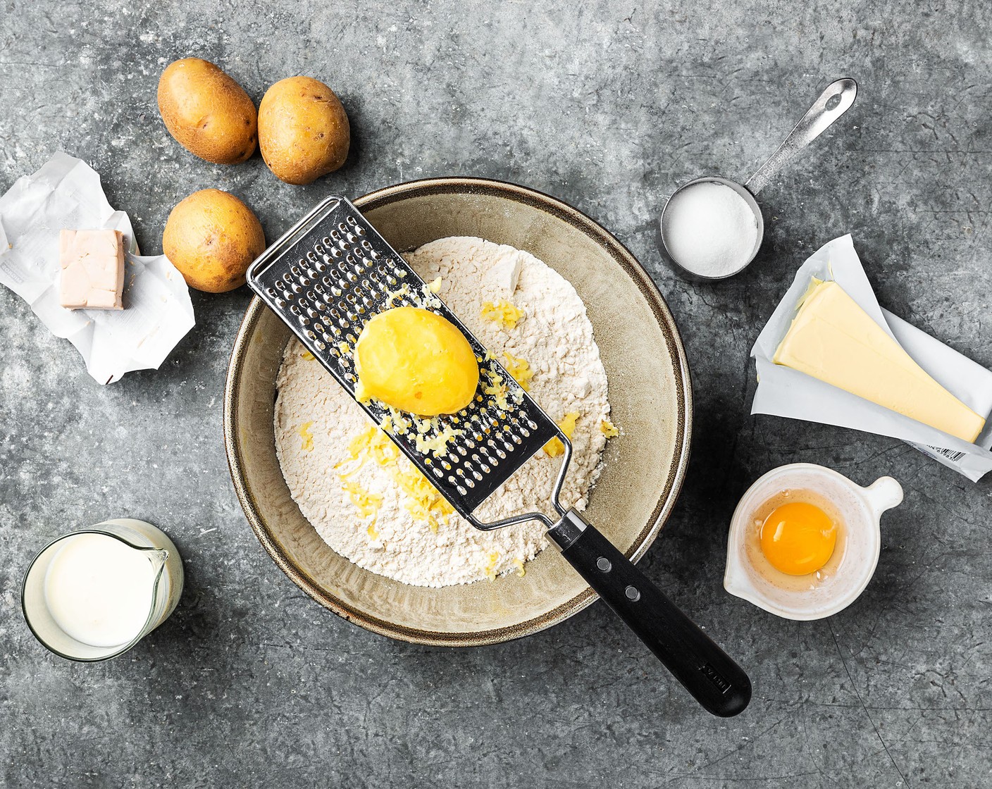 Schritt 1 Für den Teig, die Butter (4 Esslöffel) in eine Pfanne geben und schmelzen. Von der Herdplatte ziehen und die kalte Milch (300 ml) beifügen.