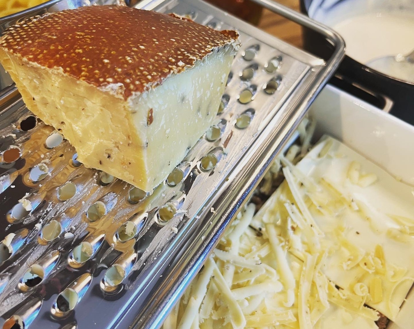 Schritt 6 Als nächstes das Fleisch gleichmässig darüber verteilen. Dann mit Raclettekäse (4 Scheiben) und Reibkäse (wenig) bedecken.