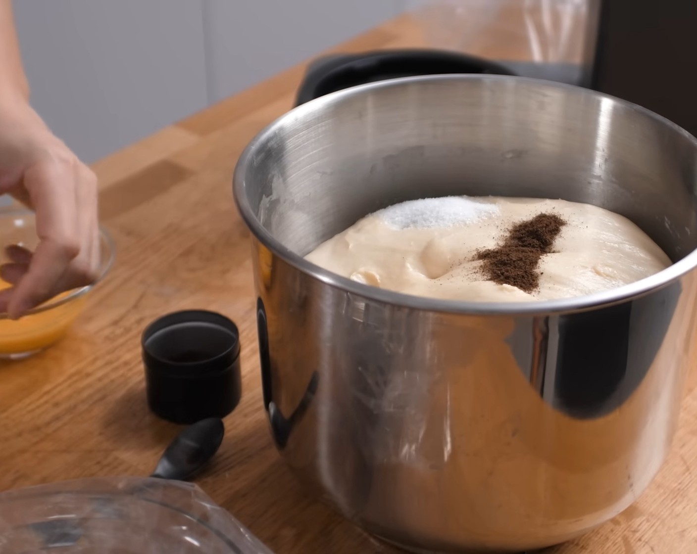 Schritt 5 Für den Hauptteig, zum Vorteig Vanillepulver (1 TL), Salz (1 TL), Honig (1 2/3 Esslöffel), wenig Zitronenabrieb (1) nd Orangenabrieb (1) geben und in der Küchenmaschine durchkneten.