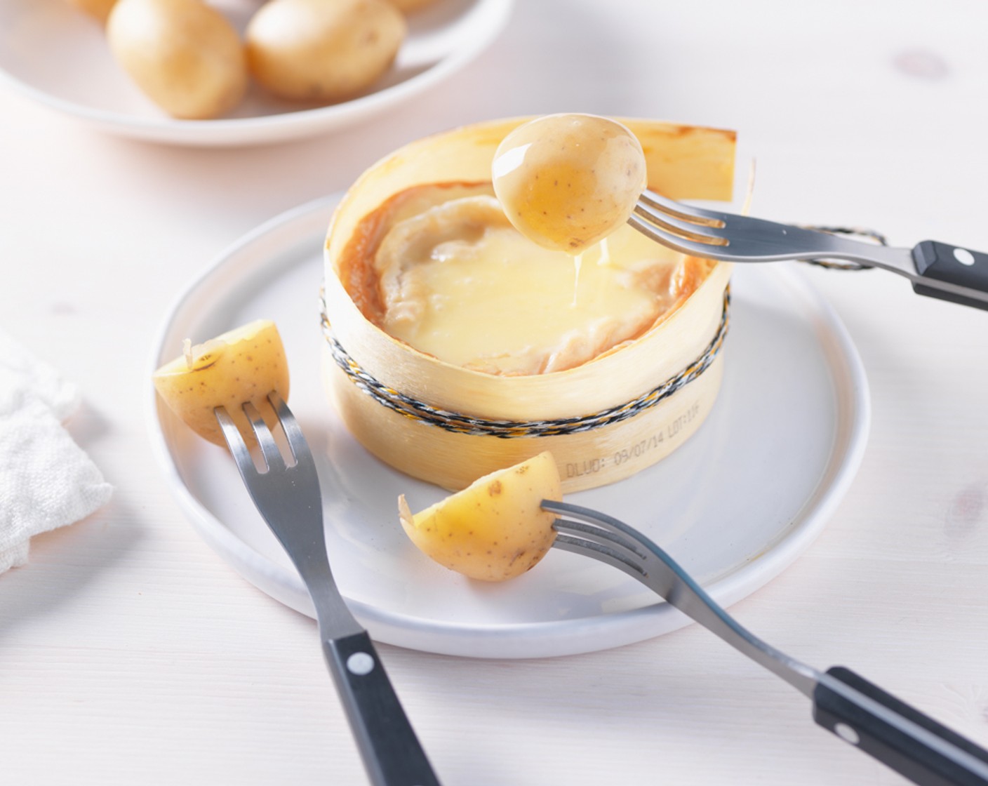 Schritt 7 Zum Schluss den Käse aus dem Ofen nehmen und mit den gedämpften Kartoffeln servieren.