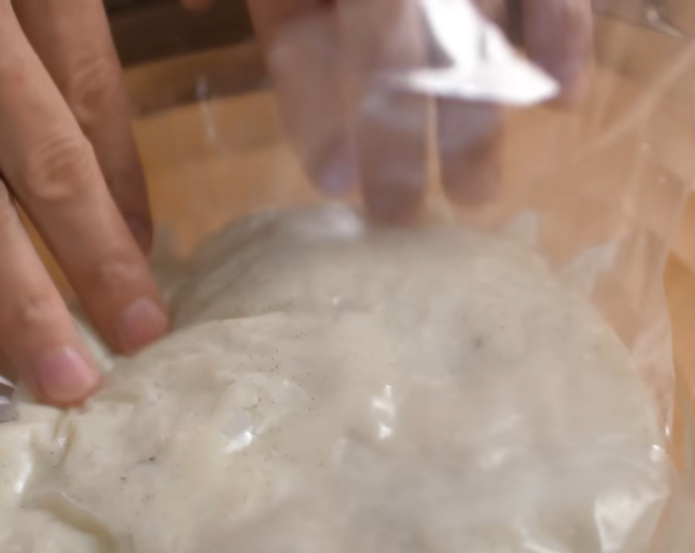 Schritt 5 Anschliessend die fertige Vanillecreme in eine Schüssel geben, mit Frischhaltefolie (direkt auf der Creme) zudecken und für 3-4 Stunden kühl stellen.