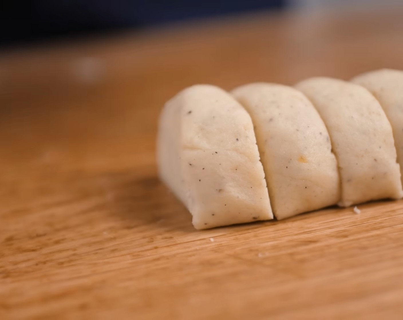 Schritt 3 Den Teig zu einer Rolle formen und daraus Stücke zu 1 cm Breite abstechen.