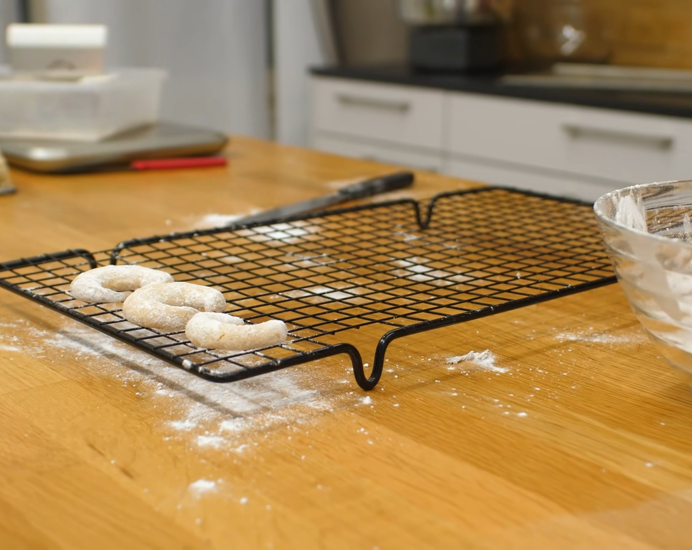 Schritt 11 Nach dem Backen die noch heissen Vanillekipferl vorsichtig in der vorbereiteten Vanille-Zucker-Mischung wenden und auf einem Kuchengitter gut auskühlen lassen oder nach dem Backen die noch heissen Vanillekipferl sofort mit der vorbereiteten Vanille-Zucker-Mischung stauben.