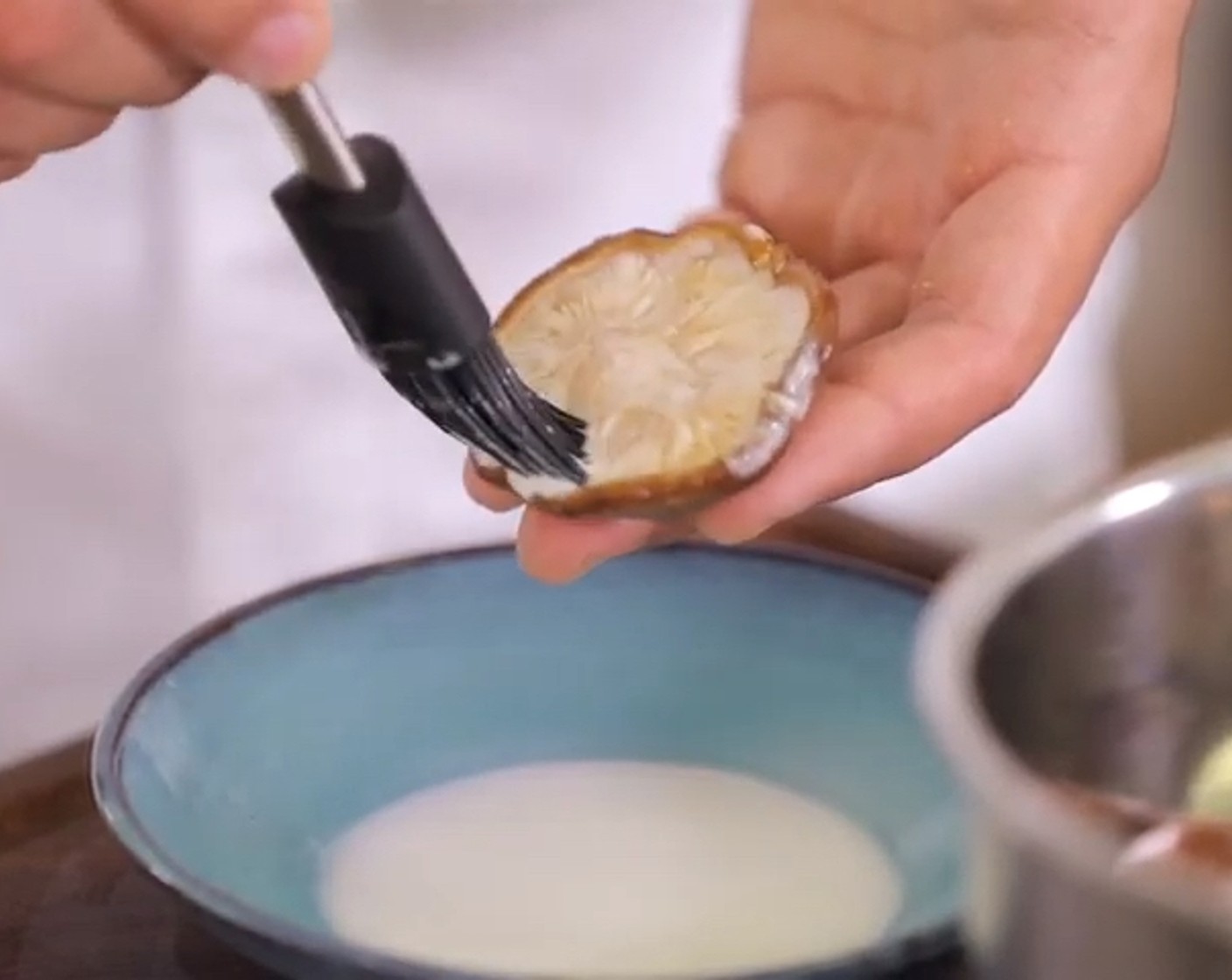 Schritt 7 Die Pilzköpfe mit der Sojasauce (2 Esslöffel) mischen. In einer separaten Schale das Speisestärke (1/2 TL) mit dem Wasser (1/2 TL) mischen und auf die Unterseite jedes Pilzes streichen. Nun die Crevettenmischung auf den Pilzen verteilen und die Oberfläche mit nassen Fingern oder einer Palette glatt streichen. Danach die Pilze in den Garbehälter legen.