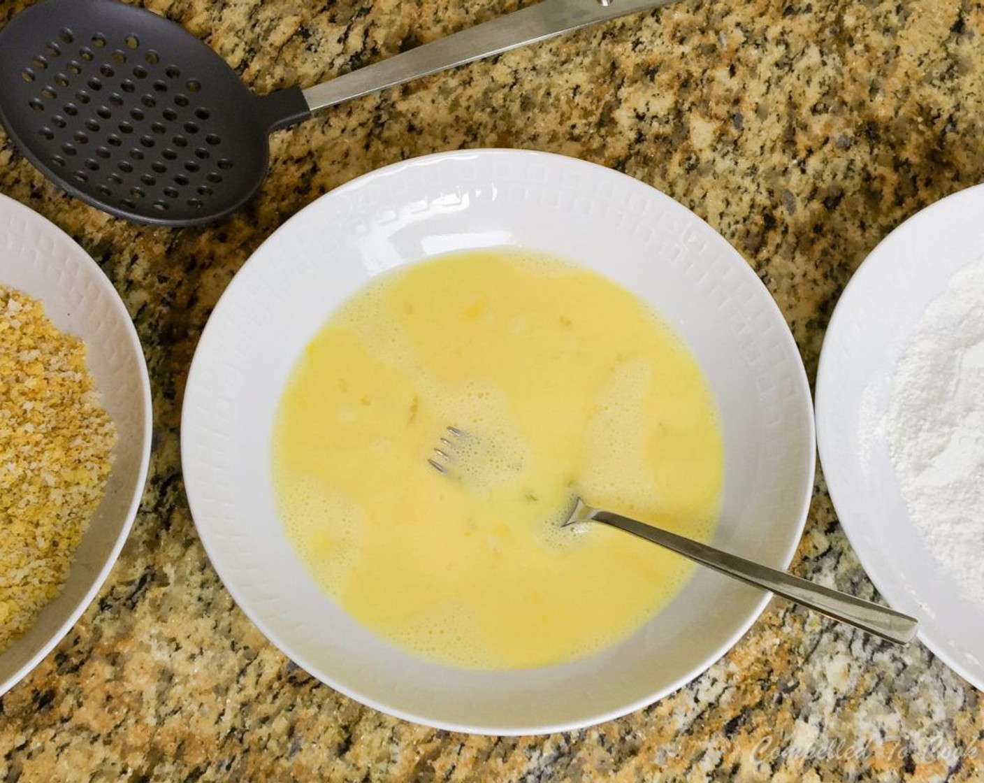 Schritt 7 In der dritten Schüssel Mehl (40 g), Salz (wenig) und Pfeffer (wenig) würzen. Die Schüsseln für die Panierstation anrichten, beginnend mit Mehl, Eigelb und Paniermehl.