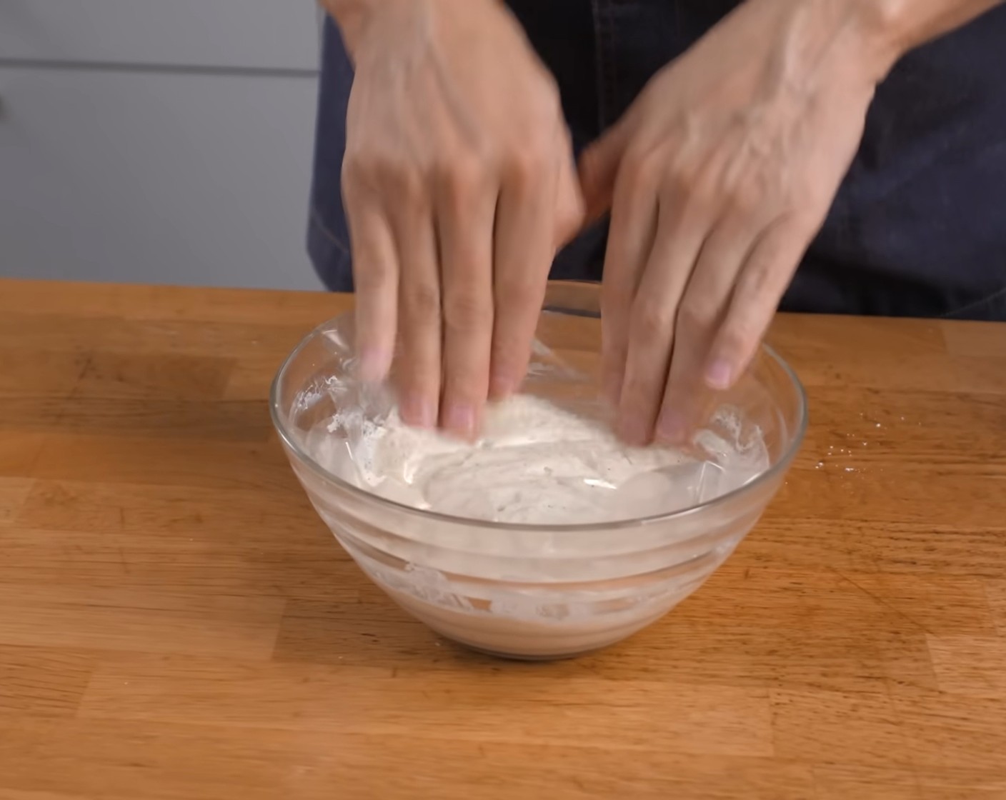 Schritt 4 Die Masse leicht eindicken lassen und dann über den Ricotta (150 g) in eine Schüssel geben und alles gut durchmischen. Die Creme mit einer Folie direkt auf der Creme zudecken und bis zur Weiterverarbeitung kühl stellen.