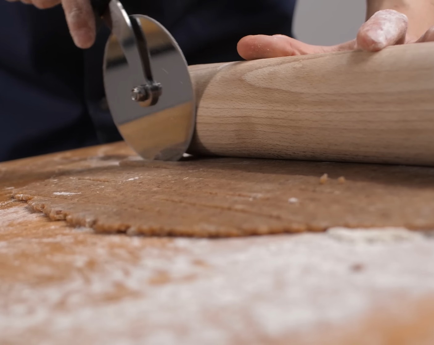 Schritt 16 Den übrigen Teig nochmals zusammennehmen und auf 3 mm ausrollen. Aus dem Teig Streifen mit etwa 2 cm Breite schneiden.