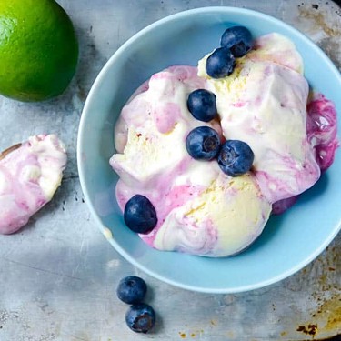 Blaubeerwirbel-Limetten Eiscreme Rezept | V-Kitchen