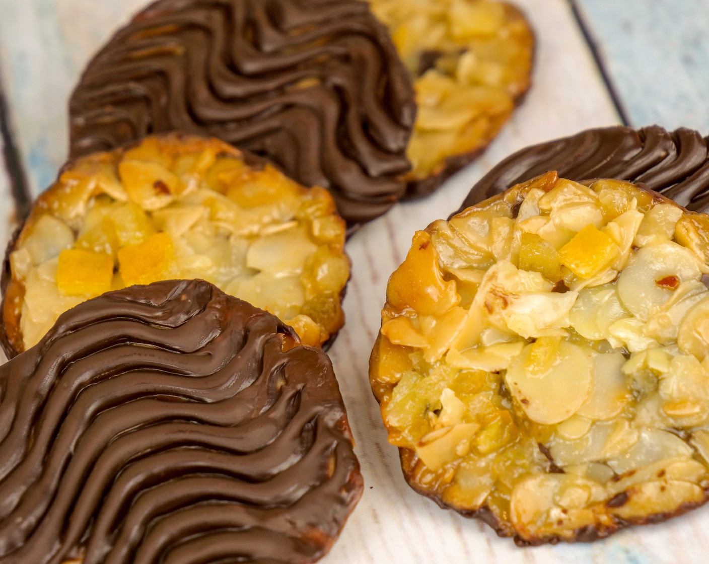 Schritt 15 Zum Schluss die Florentiner, mit der Schokoladenseite nach oben, auf ein mit Backpapier belegtes Blech legen und die Schokolade erneut erstarren lassen.