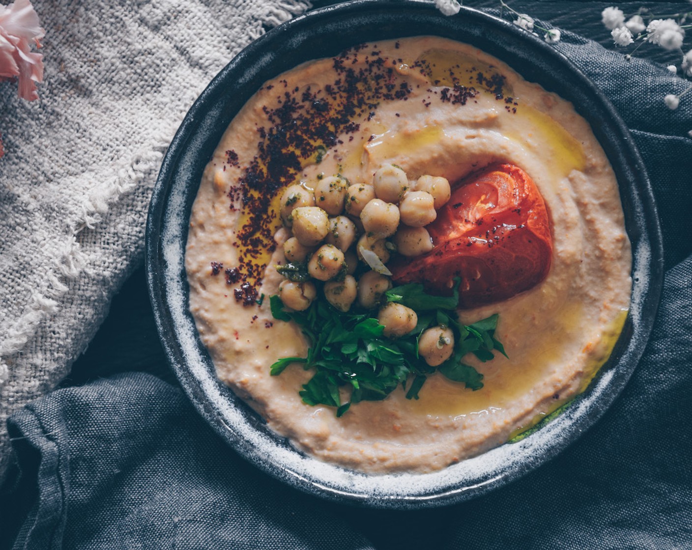 Schritt 4 Das Ganze auf einen Teller geben, reichlich mit Petersilie (wenig), Basilikum (wenig) oder Pinienkerne (wenig) garnieren und servieren.