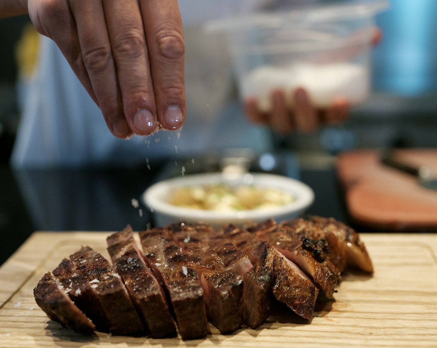Schritt 2 Das Steak auf dem Grill beidseitig grillieren. Bei 48 Grad Kerntemperatur vom Grill nehmen, ruhen lassen und salzen.