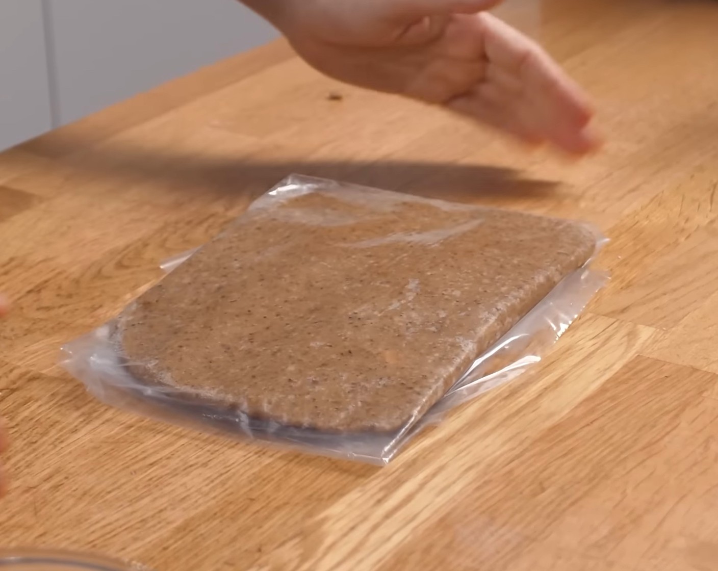 Schritt 5 Den Teig in eine Teigfolie packen und 30 Minuten im Kühlschrank gut durchkühlen lassen.