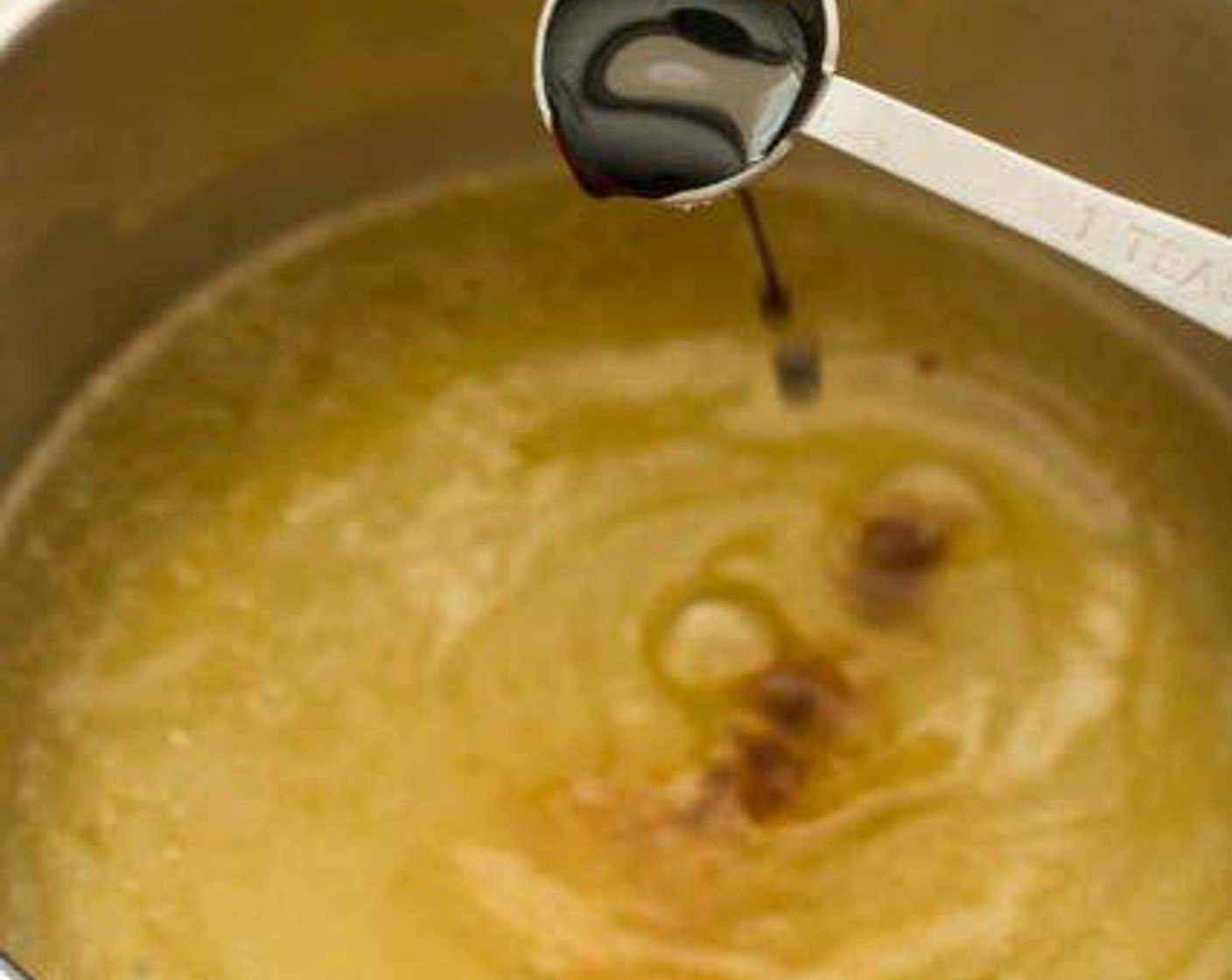 Schritt 3 Sobald die Hühnerbrühe zu kochen beginnt, Salz (2 Teelöffel), Pfeffer (1 Msp.) und Sojasauce (1 TL) hinzufügen. Umrühren, um die Zutaten zu verbinden und das Salz aufzulösen.