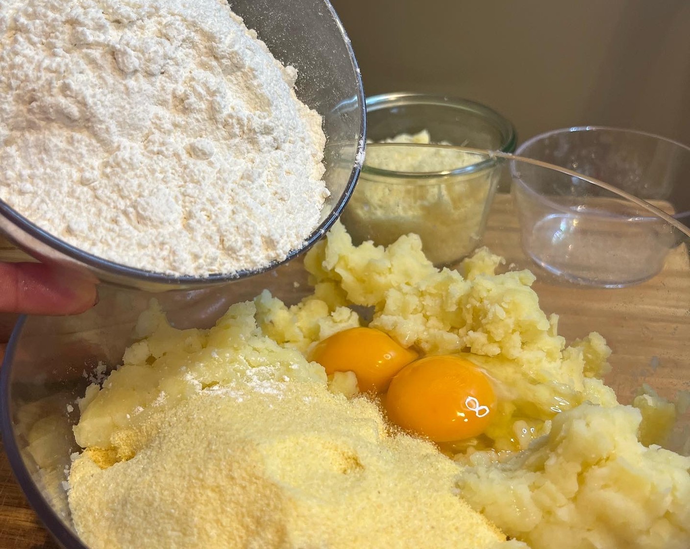 Schritt 2 Eier (2), Dinkelmehl (200 g), Weizengriess, fein (100 g), Reibkäse (100 g), Salz (wenig) und Pfeffer, schwarz, gemahlen (wenig) hinzugeben und zu einem Teig kneten.