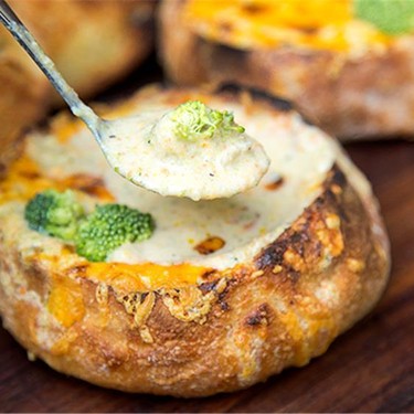 Broccoli-Cheddar-Suppe im Brot 