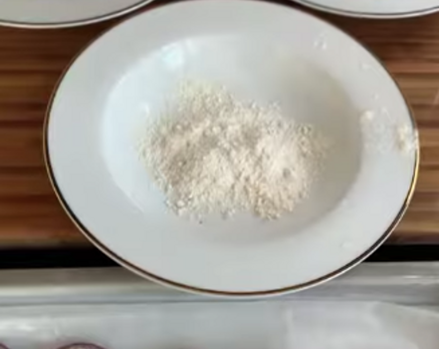 Schritt 4 Als nächstes drei Teller bereitstellen. Dinkelmehl (nach Bedarf) und Paniermehl (nach Bedarf) in jeweils einen Teller geben. Ei (1) in dem übrig gebliebenem Teller aufschlagen und verquirlen. Die Taler von beiden Seiten im Mehl panieren, dann durch das Ei ziehen und zum Schluss von beiden Seiten im Paniermehl wenden und beiseitelegen.