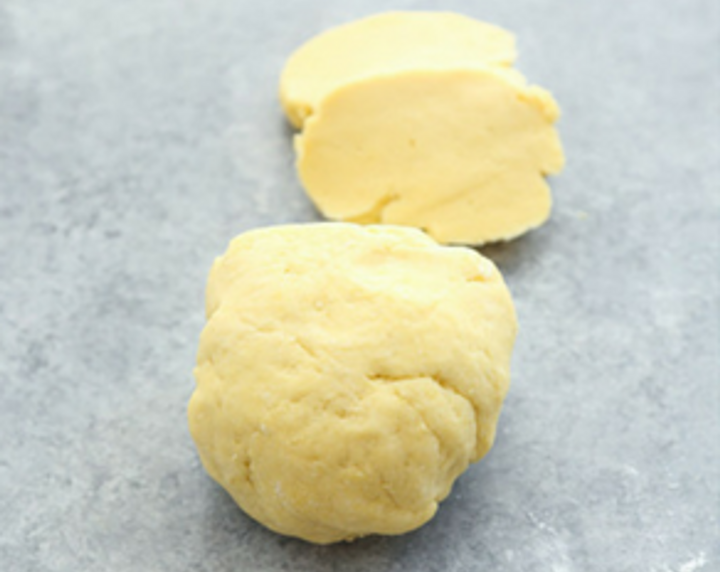 Schritt 3 Teigkugel auf eine saubere Arbeitsfläche legen (vorzugsweise ein grosses Holzbrett mit etwas Struktur, das mit einem feuchten Papiertuch auf der Arbeitsfläche befestigt ist). Den Teig in 8 gleich grosse Stücke teilen. Zurück in die Schüssel geben und mit einem feuchten Küchentuch abdecken, während man einen Teil des Teiges bearbeitet.