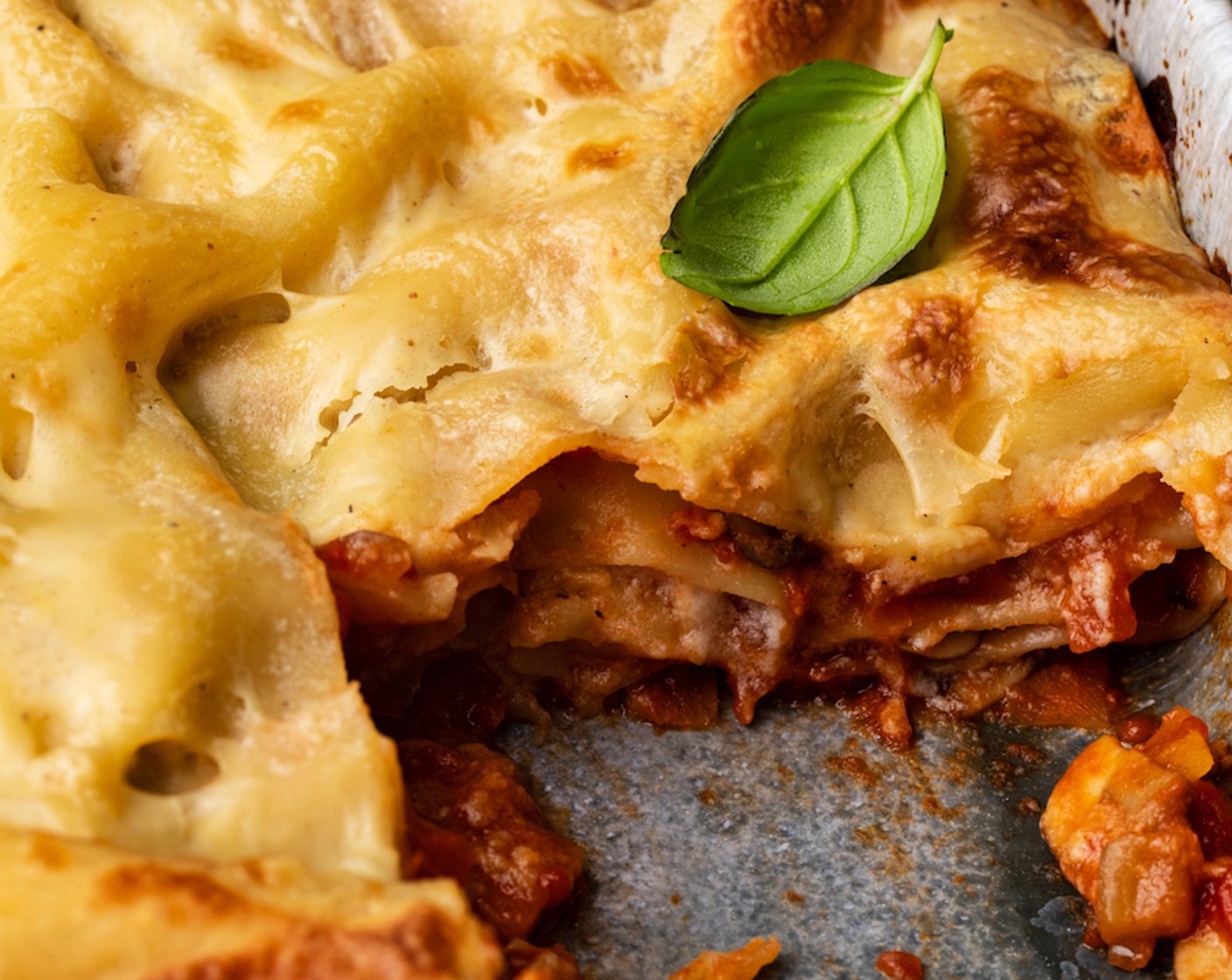 Schritt 8 Sobald die Lasagneblätter weich sind, die Lasagne aus dem Backofen nehmen und für ungefähr 10 Minuten vor dem Servieren ruhen lassen.