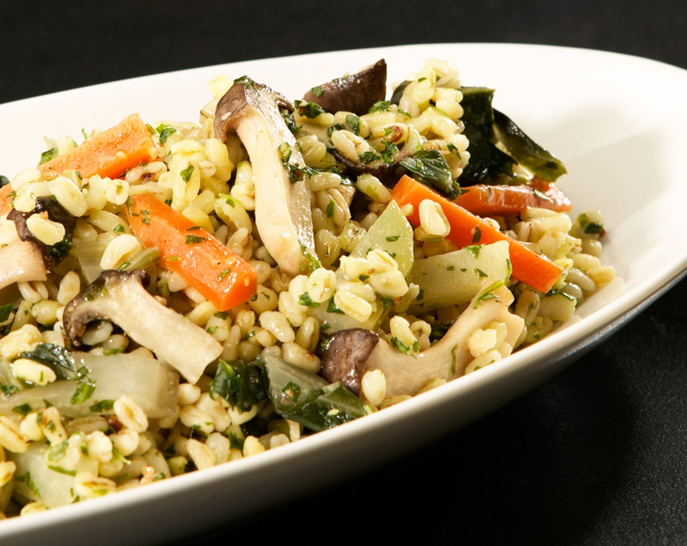 Schritt 7 Zum Schluss das Ebly mit dem Gemüse und dem vorbereiteten Rucola-Pesto mischen, mit den beiseitegestellten Pinienkernen garnieren und mit Salz (wenig) und Pfeffer, schwarz, gemahlen (wenig) würzen.