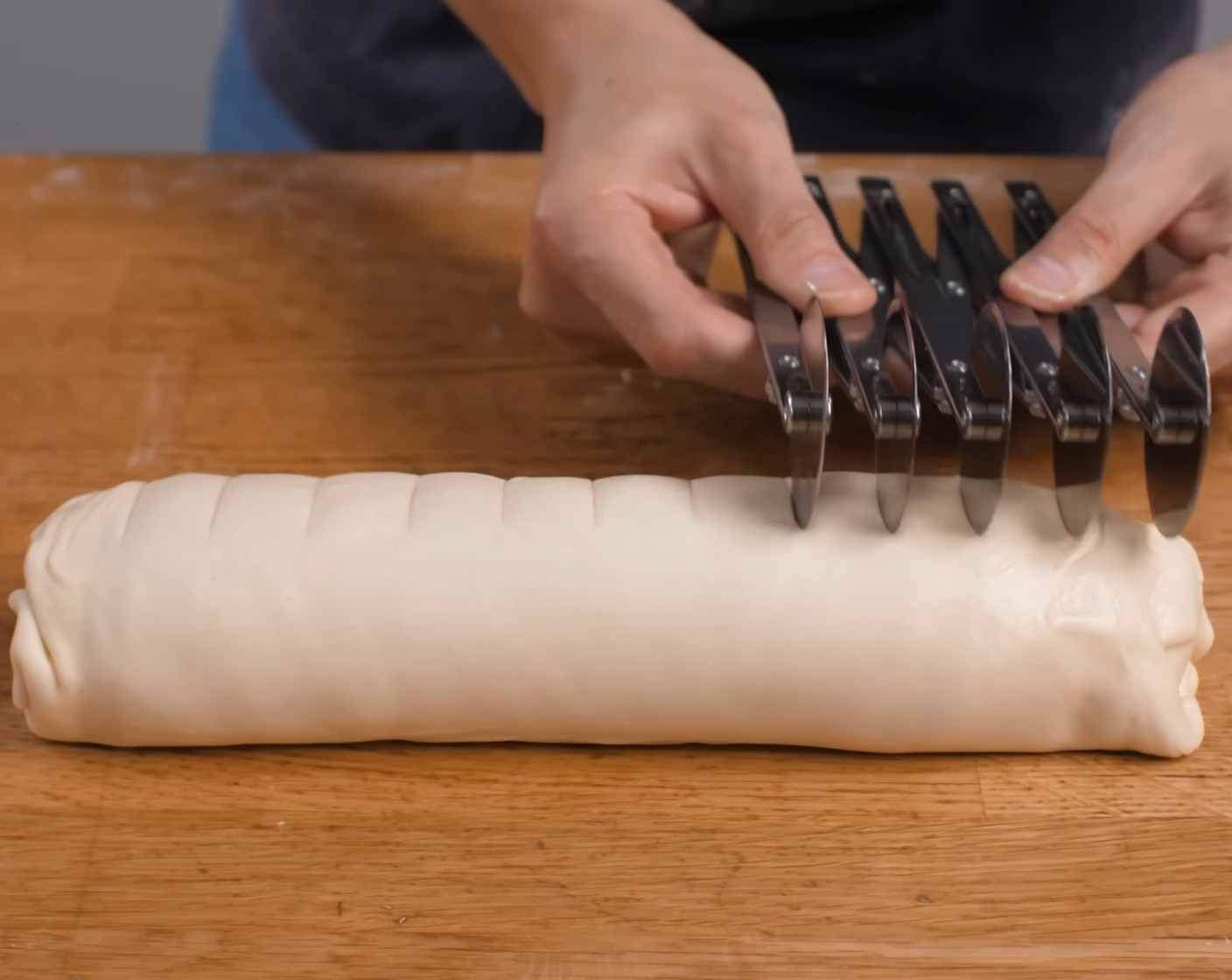 Schritt 12 Anschliessen die Teigrolle nochmals gleichmässig rollen und in Stücke von 1,5 cm markieren.