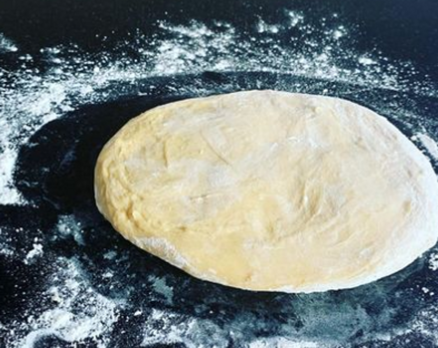 Schritt 1 Für den Teig Mehl (400 g) und Salz (1/4 TL) in einer Schüssel vermengen. Dann Eier (3), Wasser (2 2/3 Esslöffel) und Öl (2 Esslöffel) hinzugeben und alles zu einem geschmeidigen Teig kneten, zuerst mit der Maschine, dann mit der Hand. Den Teig in Frischhaltefolie einwickeln und für 1 Stunde im Kührschank ruhen lassen.