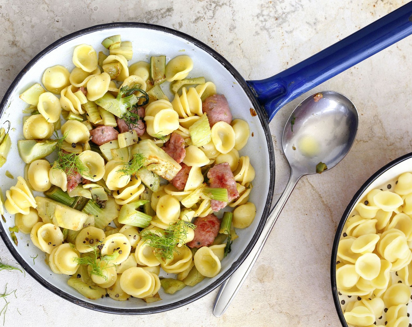 Schritt 4 Alles mit Orecchiette mischen und mit Salz (wenig) und Pfeffer (wenig) abschmecken. Mit Fenchelgrün servieren.