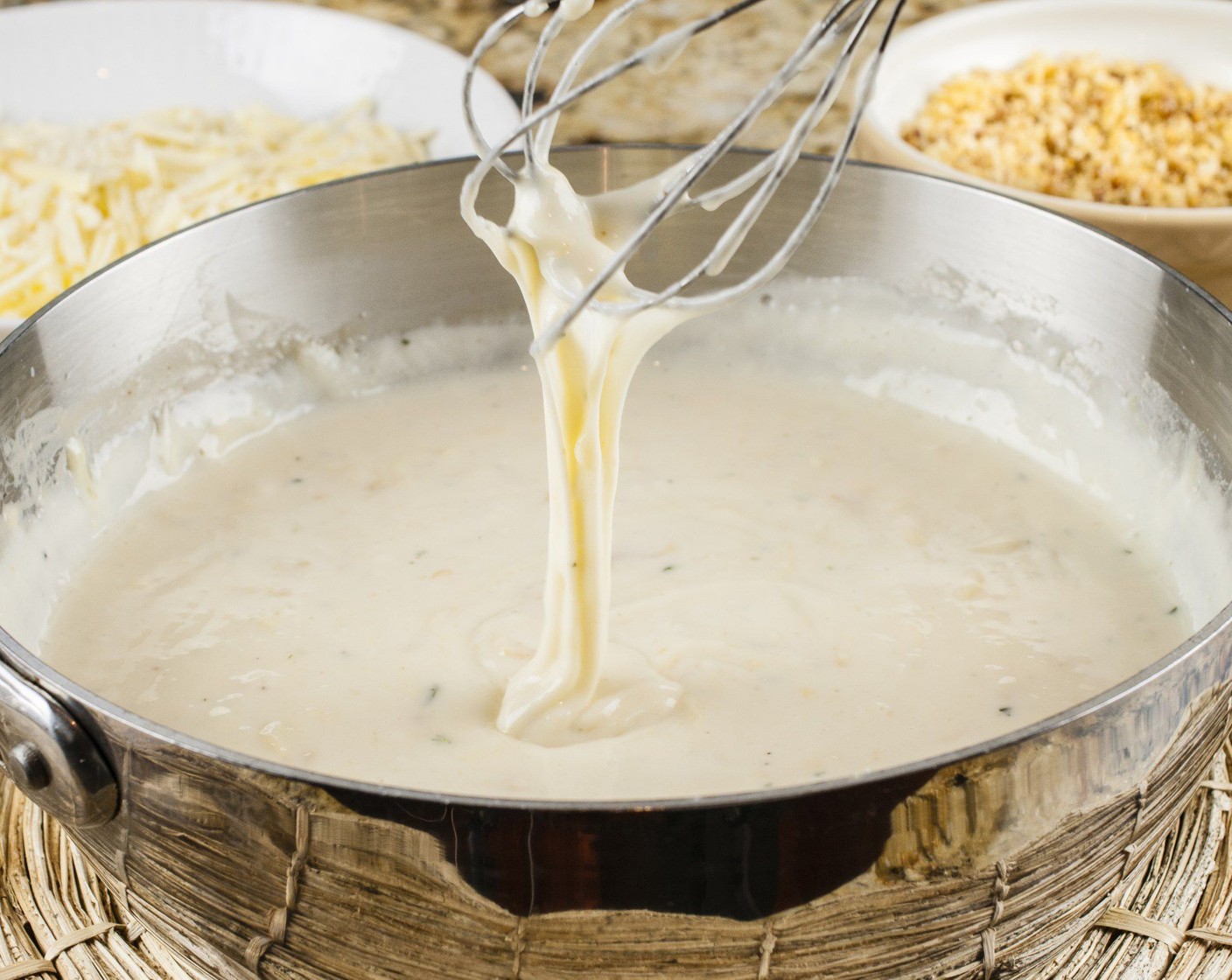 Schritt 11 Den restlichen Gouda (225 g) und Cheddar (240 g) zur Sauce hinzufügen und umrühren, bis alles geschmolzen ist. Gekochte Makkaroni hinzufügen und umrühren, um alles zu vermischen.