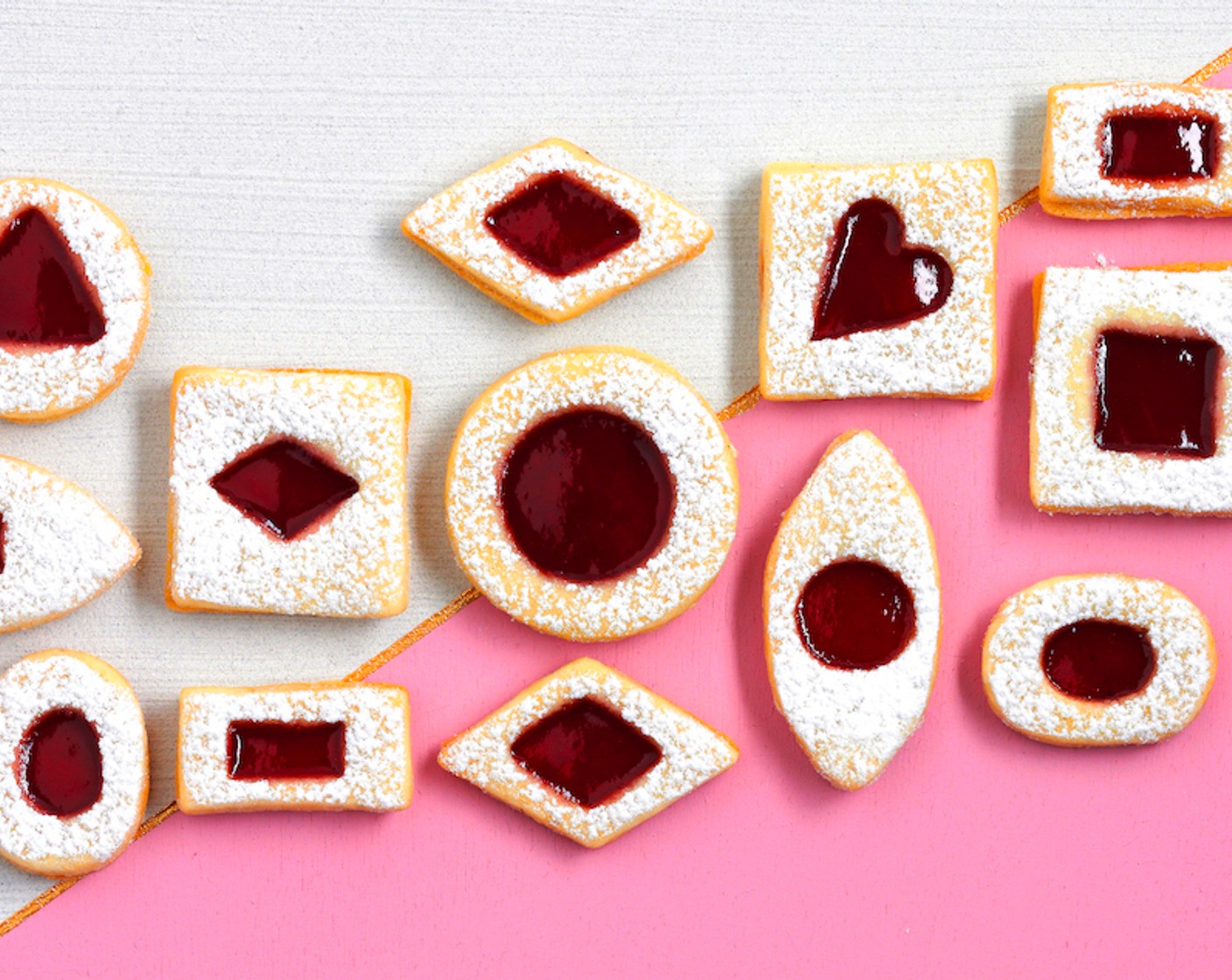 Schritt 6 Deckel mit Puderzucker (wenig) bestäuben. Schwarze Johannisbeer-Konfitüre (200 g) leicht erwärmen und durchrühren. Bödeli wenden und den Gelee darauf verteilen. Deckel darauflegen und Gelee trocknen lassen.