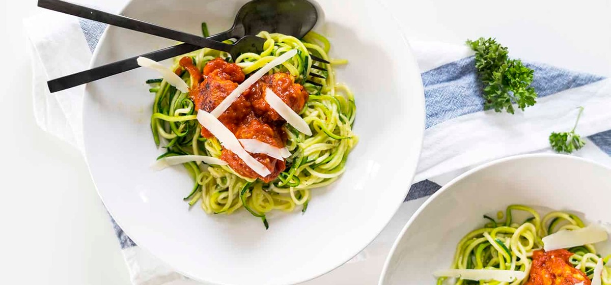 Zucchini-Nudeln mit Putenfleischbällchen