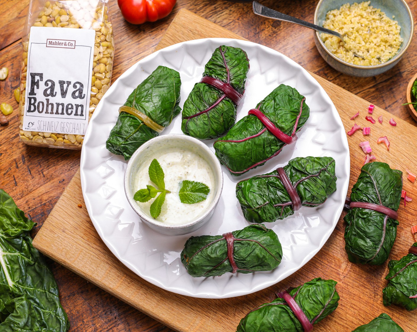 Schritt 12 Für die Sauce vermische veganer Joghurt (105 g), Minze, frisch (2 Esslöffel), Meersalz (1/4 TL) und Pfeffer, schwarz, gemahlen (1/4 TL) in einer Schüssel. Serviere die Röllchen zusammen mit der Sauce.