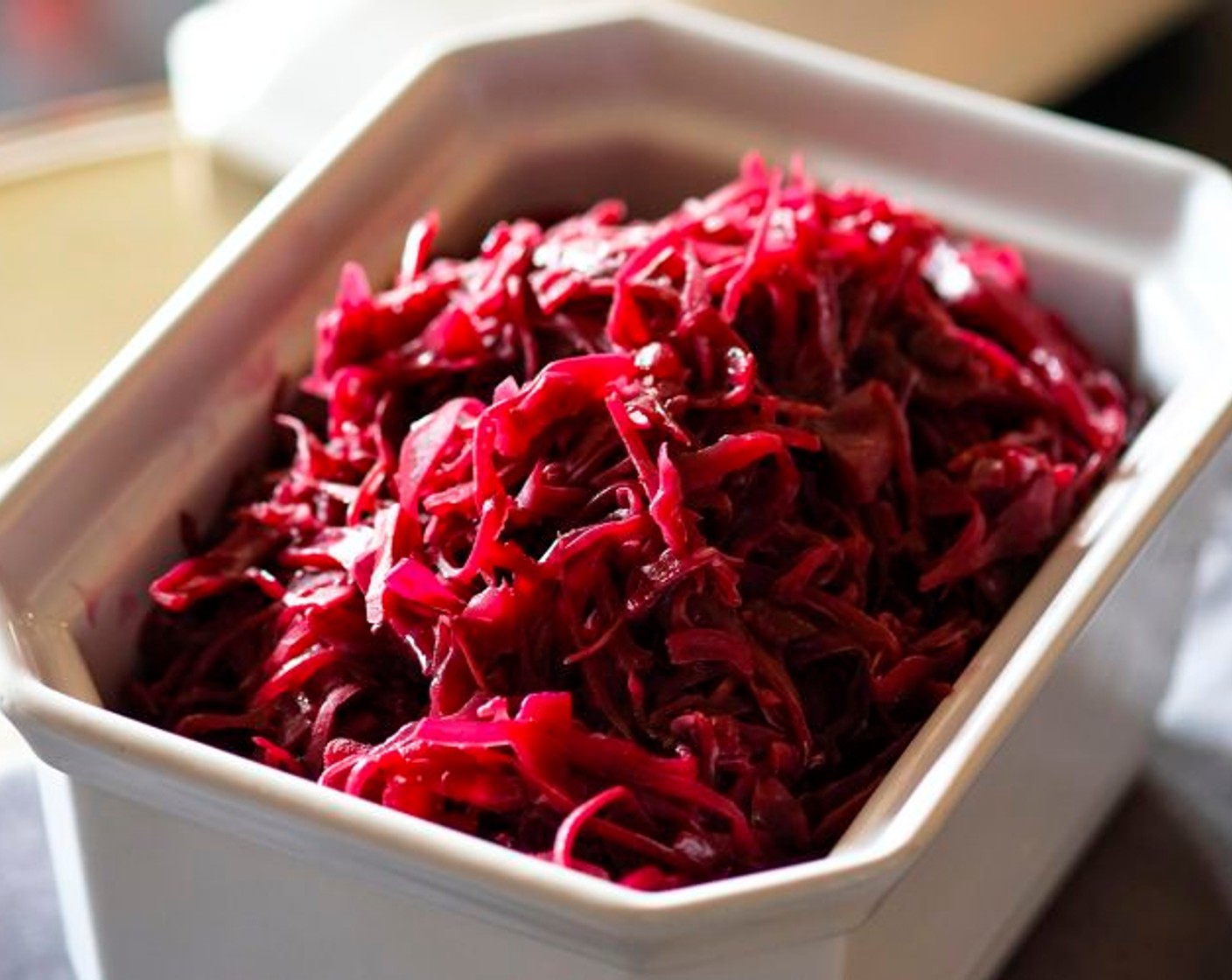 Schritt 5 Während des Garens regelmässig die Flüssigkeit kontrollieren und wenn nötig Wein oder Wasser nachgiessen. Am Schluss das Rotkraut, wenn nötig, mit einigen Tropfen Balsamicoessig, Salz (wenig) und Pfeffer (wenig) abschmecken.