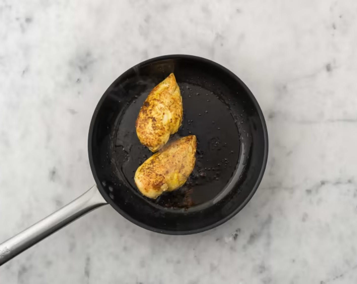 Schritt 4 Eine grosse Bratpfanne erhitzen. Pouletfilets darin von jeder Seite 2 – 3 Minuten anbraten. Dann herausnehmen. In der Bratpfanne erneut Öl (2 Esslöffel) erhitzen. Basmatireis (300 g) und Zwiebel darin 1 Minuten anrösten. Knoblauch (3 Teelöffel) dazupressen. Broccoli und Rüebli dazugeben und 1 Minuten mitrösten.