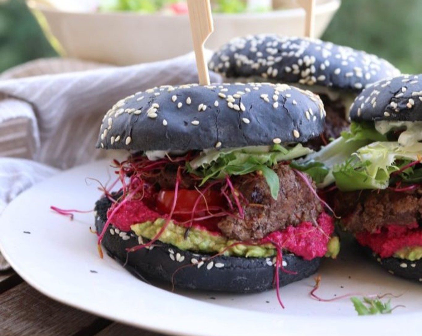 Schwarzer Burger mit Rote Bete-Hummus und Tzatziki