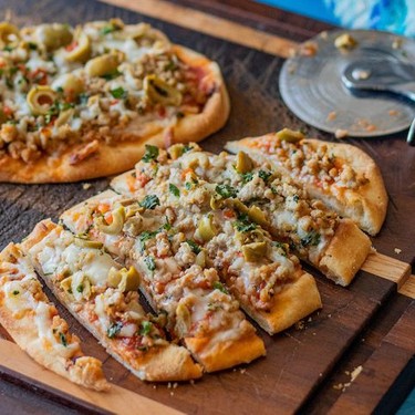Naan-Pizza mit Hackfleisch mit Oliven und Käse Rezept | V-Kitchen