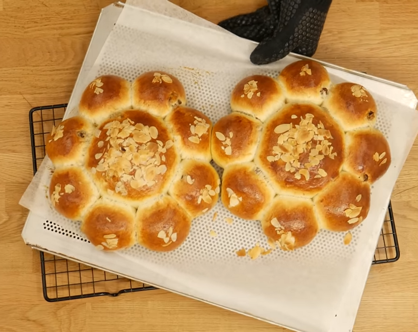 Schritt 17 Nach 2-3 Minuten Wasser (100 ml) in die feuerfeste Schüssel im Ofen geben und das Gebäck noch etwa 20-25 Minuten goldbraun backen.