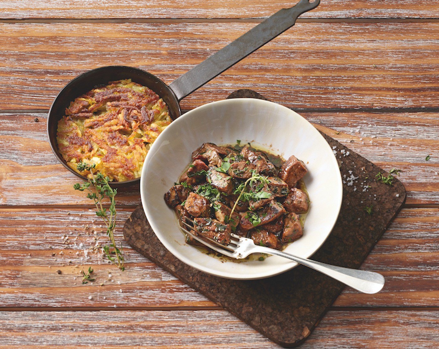 Schritt 5 Die Butter (2 Esslöffel) und die Kräuter zum Bratensatz geben, alles aufschäumen lassen. Die Knoblauchscheiben wieder beifügen und den Portwein (100 ml) dazugiessen. Alles einen Moment leicht einkochen lassen. Dann sofort über die Kalbsleber geben und diese servieren. Dazu passen Reis und/oder gedünsteter Spinat oder Rüebli.