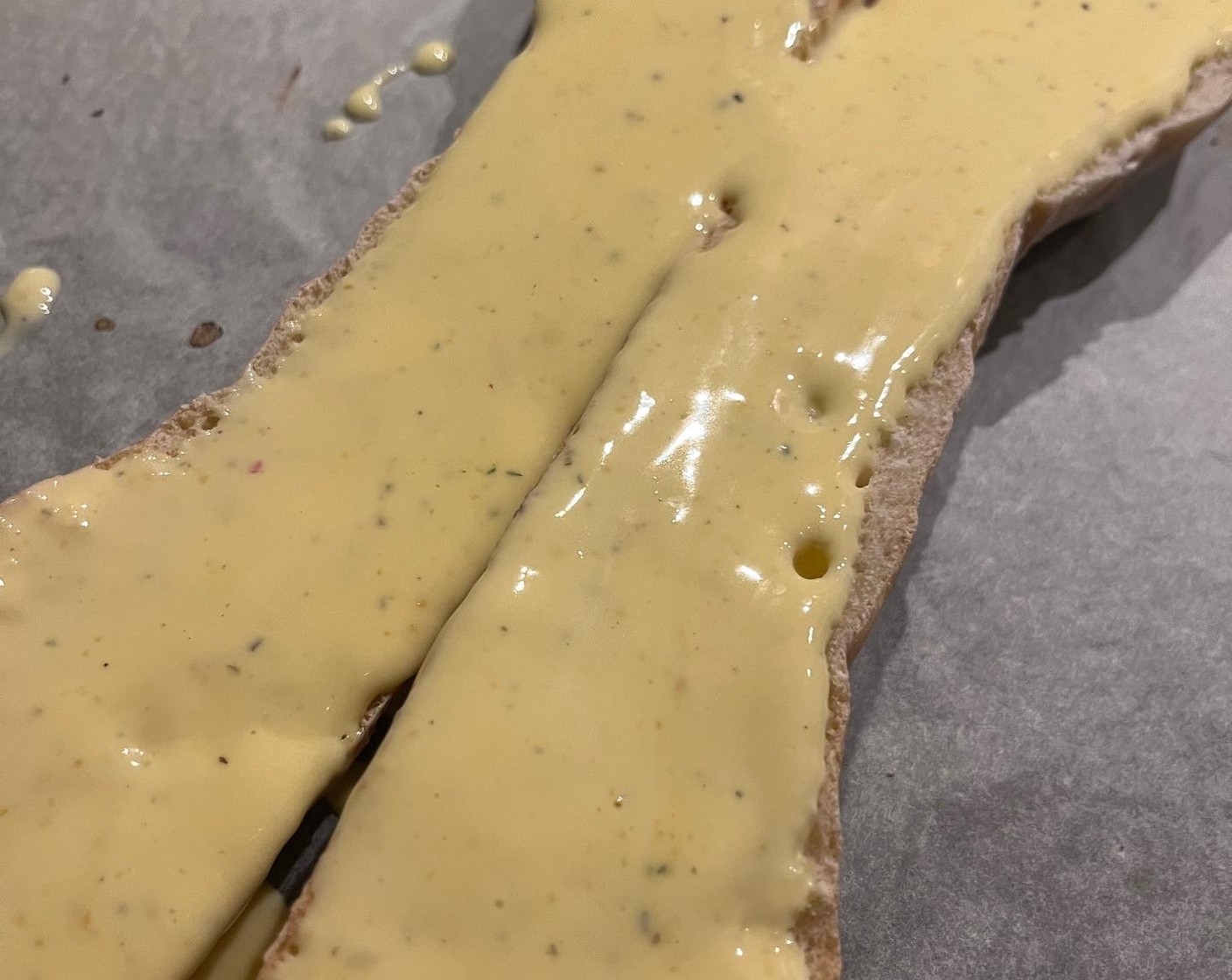 Schritt 3 Quark (3 Esslöffel) mit dem Ei (1) verrühren, Knoblauch (1 Zehe) dazu pressen und mit Salz (wenig) und Pfeffer (wenig) würzen. Die fertige Ei-Quarkmasse über die Baguettehälften geben,