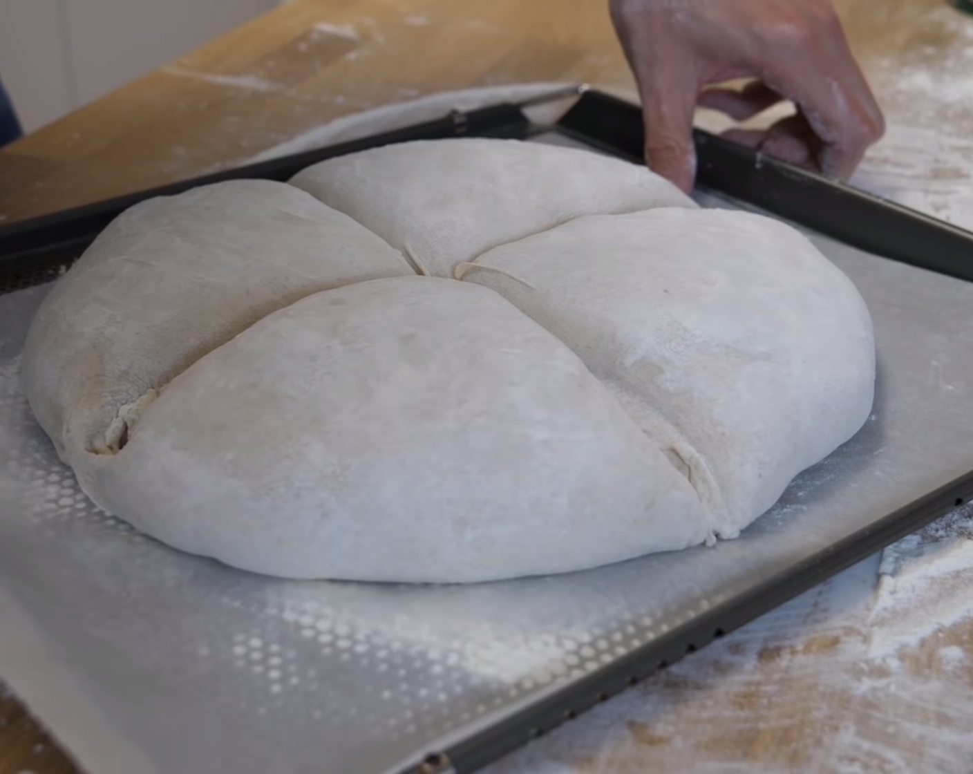 Schritt 9 Danach den Teig vorsichtig auf ein mit Backpapier belegtes Blech legen, nochmals mit dem Küchentuch zudecken und für weitere 2-3 Std. bei Raumtemperatur ruhen lassen.