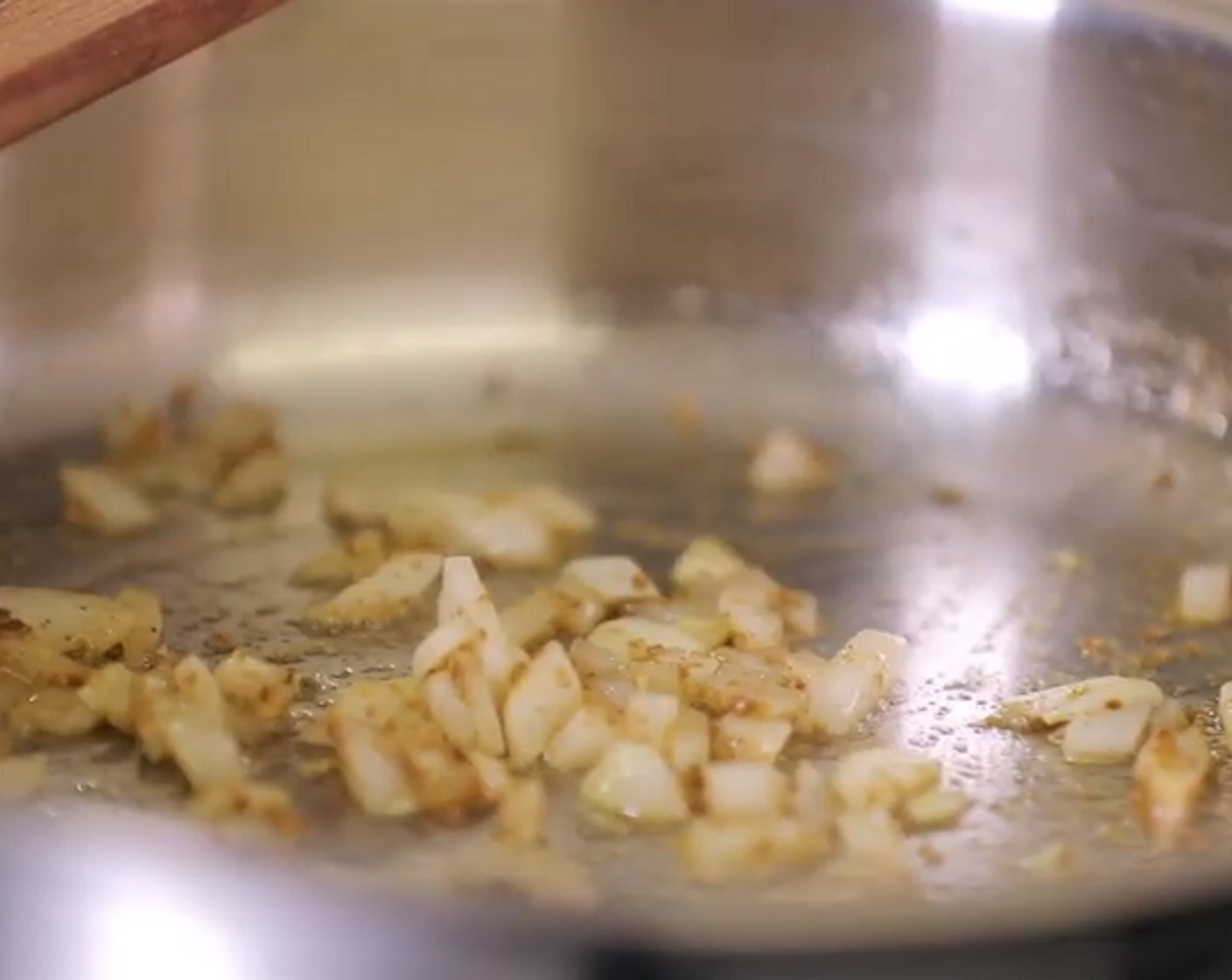 Schritt 3 Zwiebeln (2 2/3 Esslöffel) und Knoblauch (1 Zehe) schälen und in kleine Würfel schneiden. Chili (1/2) fein schneiden. Kreuzkümmel (1 TL) und Koriander (1 TL) in einem Mörser zerkleinern. In einer Pfanne Olivenöl (nach Bedarf) erhitzen und darin Zwiebeln, Knoblauch, Kreuzkümmel und Koriander leicht goldgelb schwitzen.