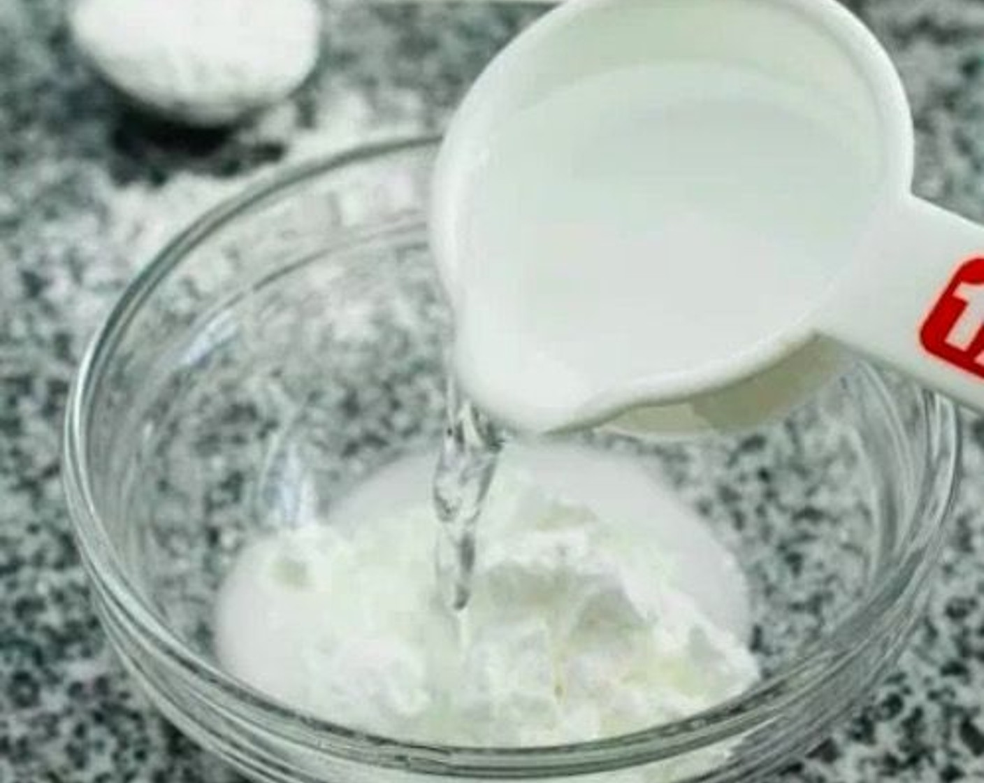 Schritt 3 Speisestärke (3 Esslöffel) mit Wasser (120 ml) mischen. Gut umrühren, dann beiseite stellen.