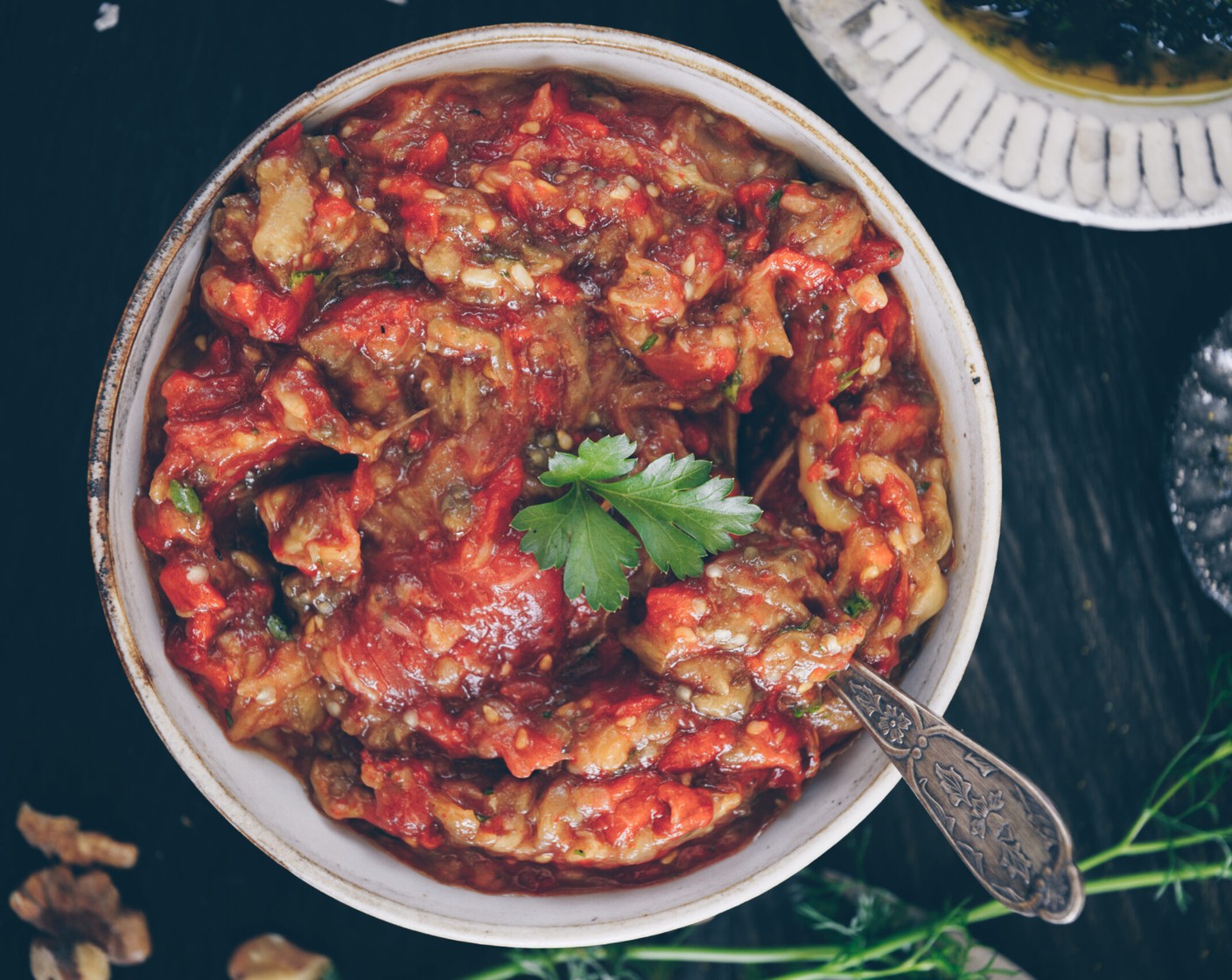 Schritt 11 Anschliessend Paprika (1/2 TL), Koriander (1/2 TL), Kreuzkümmel (1/2 TL) und Chili (1 Msp.) unterrühren. Zum Schluss die Petersilie dazugeben, mit Salz (wenig) und Zitronensaft (wenig) abschmecken, mit Olivenöl (nach Bedarf) beträufeln und servieren.