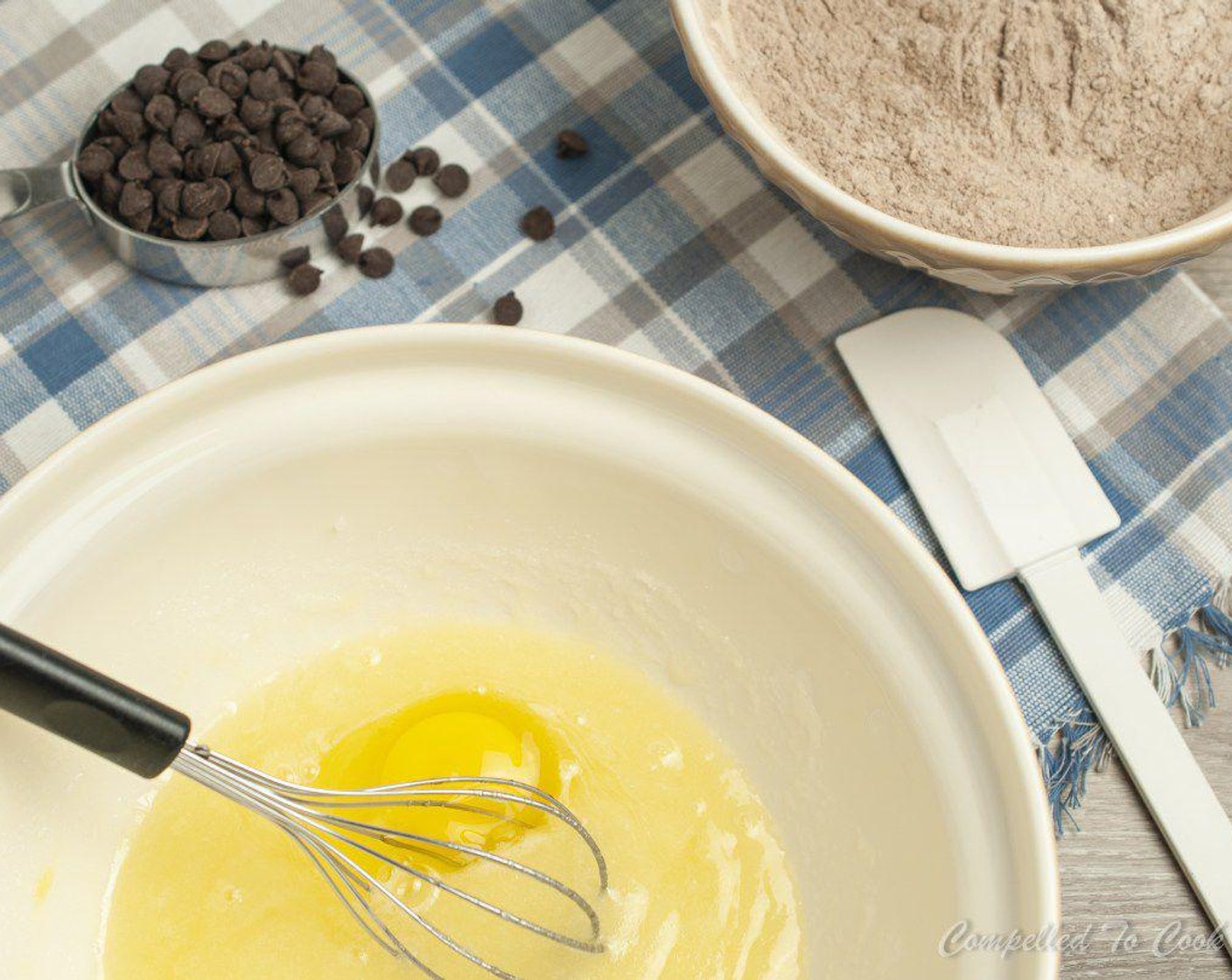 Schritt 3 In einer grossen Schüssel Zucker (200 g) und Rapsöl (120 ml) verquirlen. Eier, L (2) einzeln hinzufügen und nach jedem Ei gut verquirlen.